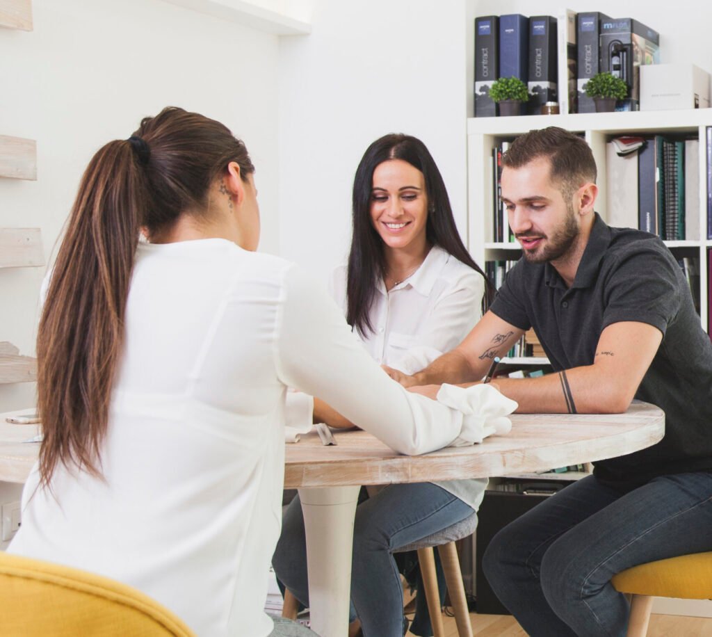 Asesores de seguros trabajando en oficina